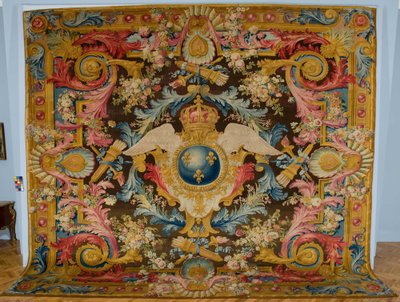 Alfombra Savonnerie de Luis XV con armas reales, fabricante Fábrica Savonnerie, Francia, c.1740-1750 de Pierre Josse Perrot