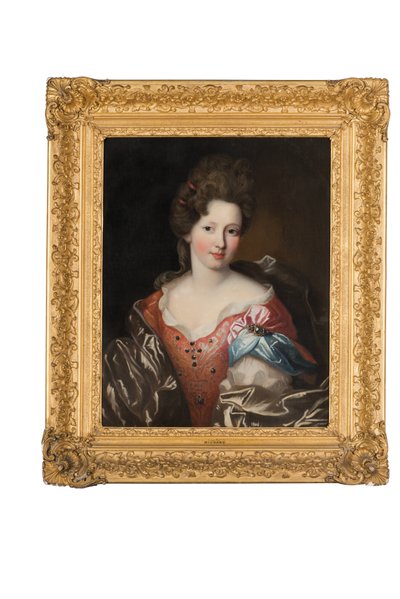 Retrato de Madame Valentinous, medio cuerpo, con un vestido rojo bordado y un manto azul y gris de Pierre Mignard