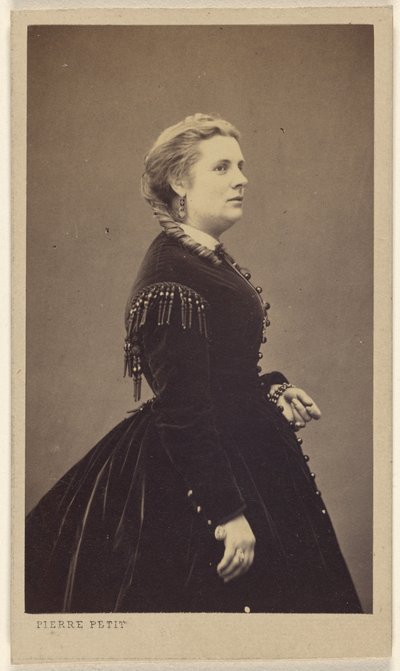 [Mujer no identificada con vestido oscuro, de pie, de perfil] de Pierre Petit