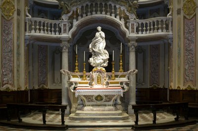 La Inmaculada Concepción, Santa María Inmaculada colocada en el altar de la capilla escenográfica 1669-70 (mármol) de Pierre Puget