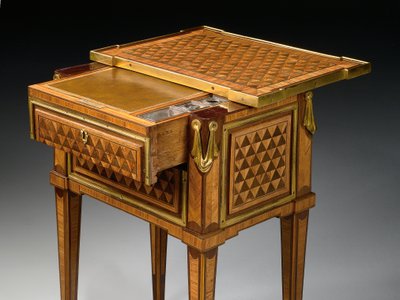 Detalle de una mesa de escribir Luis XVI de Pierre Roussel