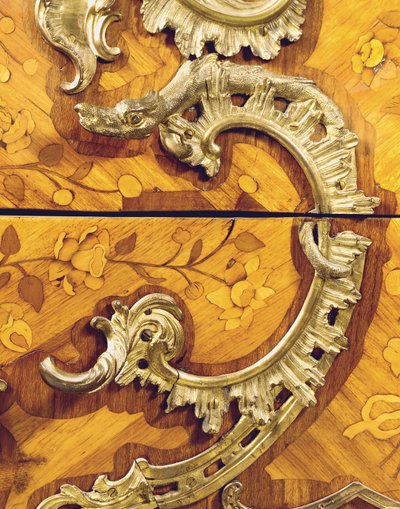 Detalle de una cómoda Luis XV, vendida por Adrien Delorme de Pierre Roussel