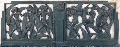 Un friso que representa a tres chicas clásicas bailando y tres músicos, c.1910-1935 de Pierre le Faguays