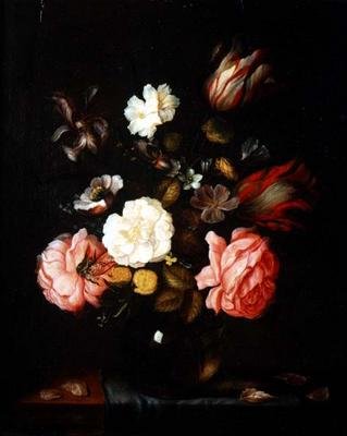 Flores en un jarrón de vidrio sobre una mesa con mantel de Pieter van der Venne