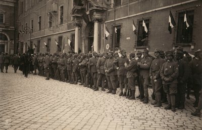Álbum "El Ejército GM R. (Primera Guerra Mundial)": tropas militares en una calle de la ciudad de Rávena festivamente decorada con el tricolor en las ventanas (foto en blanco y negro) de Pietro Bezzi