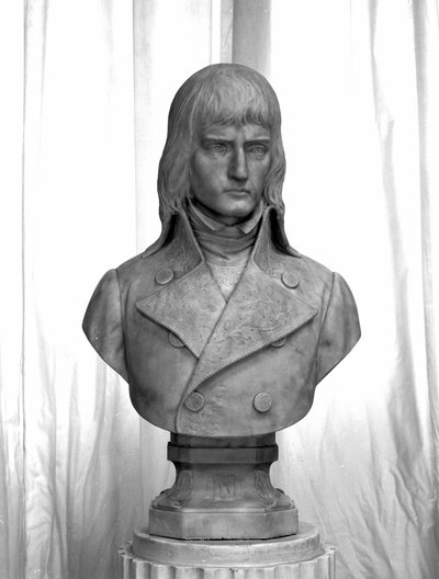 Busto de Napoleón Bonaparte como joven general del ejército italiano en 1794. 1888. Escultura de mármol de Pietro Fumeo. Milán, Museo del Risorgimento de Pietro Fumeo