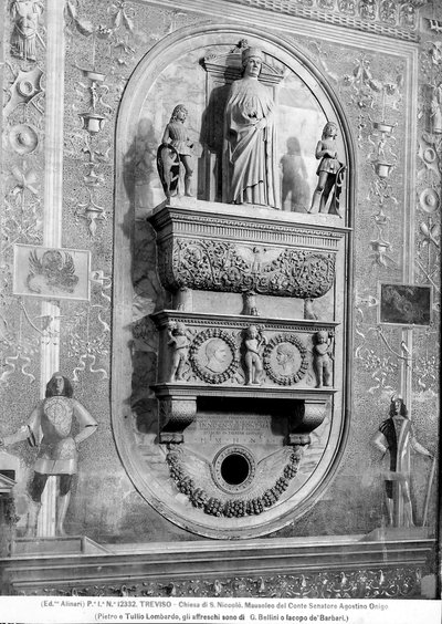 Vista diagonal del Mausoleo del Conde Senador Agostino Onigo en la Iglesia de S. Niccolò en Treviso de Pietro Lombardo