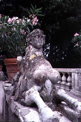 Ornamento de jardín en forma de esfinge, c.1550 (piedra) de Pirro Ligorio