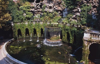 Fuente de Ovato o fuente de Tívoli, obra de Pirro Ligorio (1513-1583), Villa d