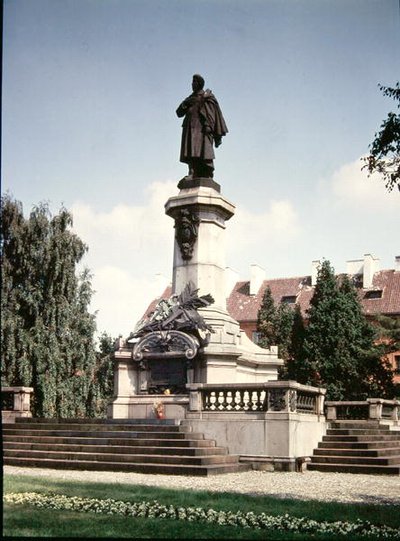Estatua de Adam Mickiewicz (1798-1855) erigida en 1898 de Polish School