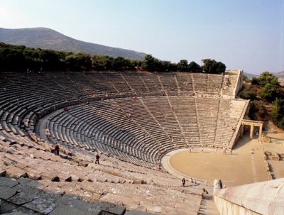 Vista del teatro de Epidauro realizado por el arquitecto Policleto el Joven en Grecia de Polycletus (active c.450 c.415 BCE)