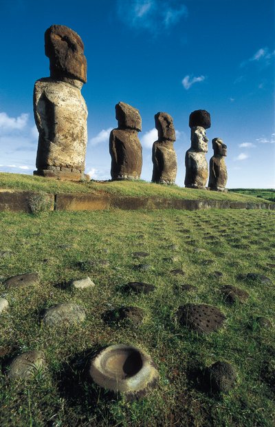 Estatuas Moai, Parque Nacional Rapa Nui, Isla de Pascua, Chile de Polynesian Polynesian