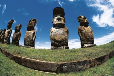 Estatuas Moai, Parque Nacional Rapa Nui, Isla de Pascua, Chile de Polynesian Polynesian