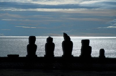 Estatuas Moai, Parque Nacional Rapa Nui, Isla de Pascua, Chile de Polynesian Polynesian