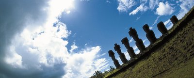 Estatuas Moai, Parque Nacional Rapa Nui en la Isla de Pascua, Chile de Polynesian Polynesian