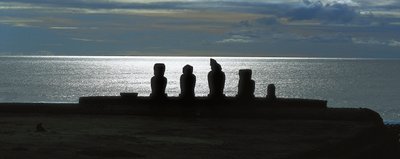 Estatuas Moai, Parque Nacional Rapa Nui en la Isla de Pascua, Chile de Polynesian Polynesian