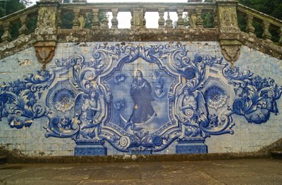 Panel decorativo que muestra a la Virgen María aplastando a la serpiente, Lamego, Portugal. 1738 de Portuguese School
