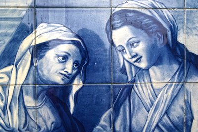 (detalle) María encontrándose con la esposa del posadero, panel decorativo que representa a María y José llegando a la posada, Lamego, Portugal. 1738 de Portuguese School