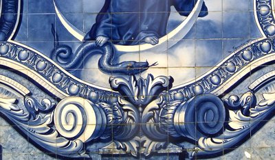 (detalle) Panel decorativo que muestra a la Virgen María aplastando la Serpiente, Lamego, Portugal. 1738 de Portuguese School