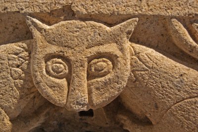 (detalle) de un capitel zoomorfo de una de las columnas originales de Portuguese School