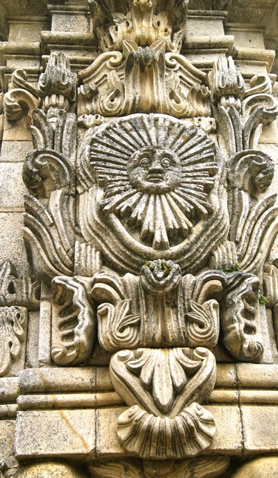 Cara este del obelisco del Santuario de Nuestra Señora de los Remedios, Lamego, Portugal. 1738 de Portuguese School