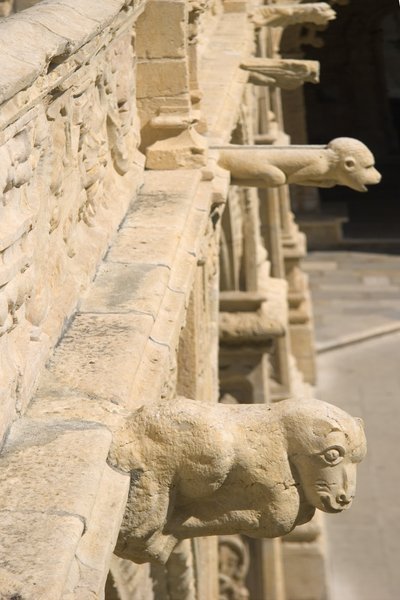 Gárgolas en el claustro de Portuguese School