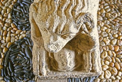 León comiendo a un hombre, base del sarcófago de D. Afonso Pires, ex Obispo de Oporto, Lamego, Portugal c.1372 de Portuguese School