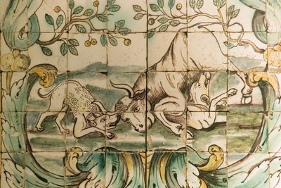 Azulejos de mayólica que representan perros atacando a un toro, de La Sala de Caza en el Palacio da Praia, Belém, c.1680 (cerámica) de Portuguese School