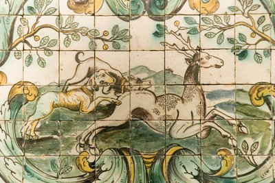 Azulejos de mayólica que representan perros persiguiendo a un ciervo, de La Sala de Caza en el Palacio da Praia, Belém, c.1680 (cerámica) de Portuguese School