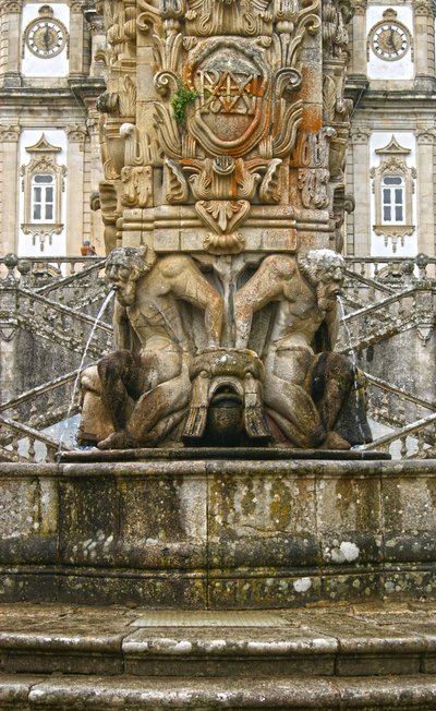 Atlantes míticos en la base de un Obelisco, Lamego, Portugal. 1738 de Portuguese School