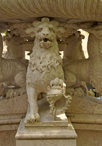 Atlantes de León con cuernos míticos en la base de una fuente, Quinta da Regalia; Sintra; Portugal c.1915 de Portuguese School