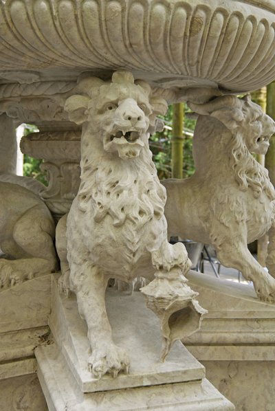 Atlantes de León con cuernos míticos en la base de una fuente, Quinta da Regalia; Sintra; Portugal c.1915 de Portuguese School