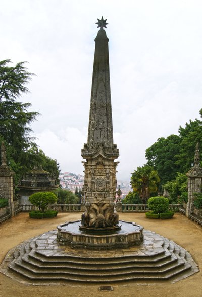 Obelisco del Santuario de Nuestra Señora de los Remedios, Lamego, Portugal. 1738 de Portuguese School