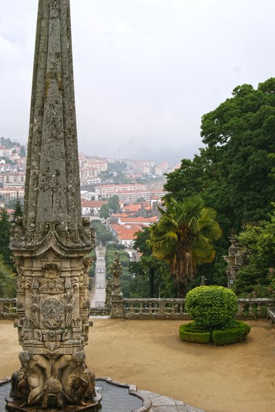 Obelisco del Santuario de Nuestra Señora de los Remedios, Lamego, Portugal. 1738 de Portuguese School