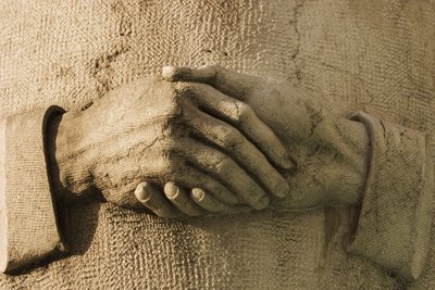 Dándose la mano de Portuguese School