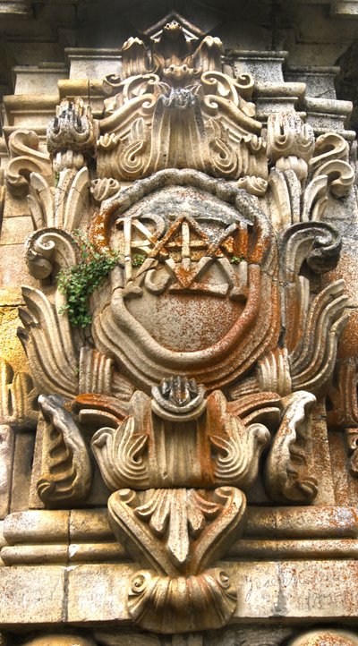 Cara sur del obelisco del Santuario de Nuestra Señora de los Remedios, Lamego, Portugal. 1738 de Portuguese School