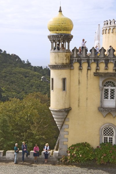 Vista de una torreta con cúpula de Portuguese School