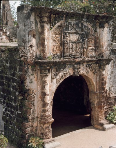 Vista de la puerta de la fortaleza Fortaleza de Portuguese School