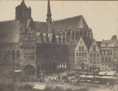Place du Marché à Ypres, ca. 1851 de Possibly by Louis Désiré Blanquart évrard.