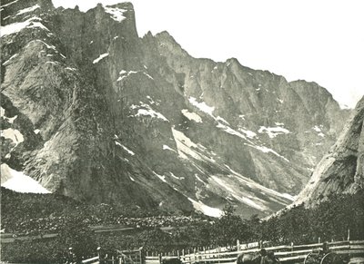 Las montañas Trolltindane, Horgheim, Noruega, 1895 de Poulton and Co