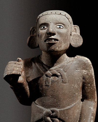 Civilización precolombina: escultura de un sacerdote azteca de Pre Columbian