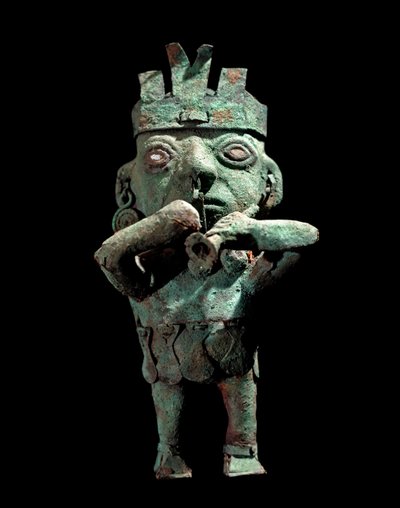 Estatuilla de bronce representando a un músico (arte precolombino, cultura Vicus, circa 200 d.C., Lima, Museo del Oro, Perú) de Pre Columbian Pre Columbian