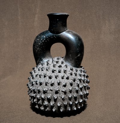 Arte precolombino, civilización cupisnique: jarrón en forma de escarabajo y granada. 300 a.C.-100 d.C. Lima, Museo Nacional de Antropología y Arqueología, Perú de Pre Columbian Pre Columbian