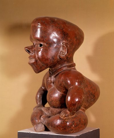 Arte precolombino: estatuilla de jorobado desnudo sentado. De Colima. Civilización de las costas occidentales. 300-1250 d.C. Museo Arqueológico de Guadalajara de Pre Columbian Pre Columbian