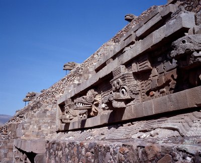 Civilización precolombina: vista del sitio de Teotihuacan (300 a.C.-600 d.C.): el Templo de Quetzalcoatl o Templo de la Serpiente Emplumada. México de Pre Columbian Pre Columbian