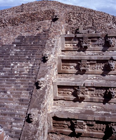 Civilización precolombina: vista del sitio de Teotihuacán: el Templo de Quetzalcóatl o Templo de la Serpiente Emplumada de Pre Columbian Pre Columbian