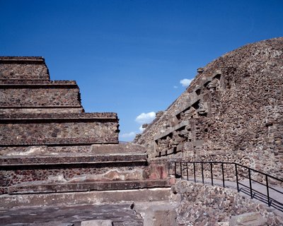 Civilización precolombina: vista del sitio de Teotihuacán (300 a.C.-600 d.C.): el Templo de Quetzalcóatl o Templo de la Serpiente Emplumada. México de Pre Columbian Pre Columbian