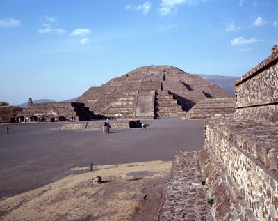 Civilización precolombina: vista del sitio de Teotihuacan (300 a.C.-600 d.C.): el templo (o pirámide) de la Luna. México de Pre Columbian Pre Columbian