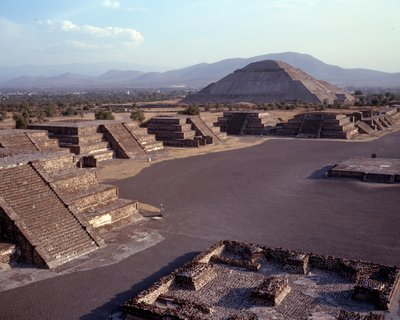 Civilización precolombina: vista del sitio de Teotihuacán (300 a.C.-600 d.C.): el templo (o pirámide) del sol. México de Pre Columbian Pre Columbian