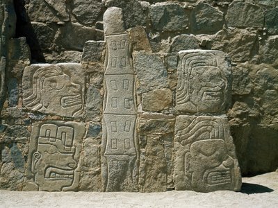 Pared con relieves de guerreros de Pre Columbian Pre Columbian